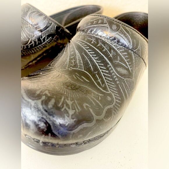 Dansko Professional Black Tooled leather clogs Size 39. or 8.5-9 - Picture 3 of 9